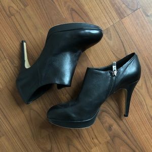 Black leather Vince Camuto high heels